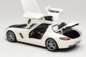 Mercedes SLS AMG Designo Mystic White Museum Edition Minichamps 1:18 B66055551 Metal — billede 5 af 8