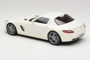 Mercedes SLS AMG Designo Mystic White Museum Edition Minichamps 1:18 B66055551 Metal — billede 7 af 8