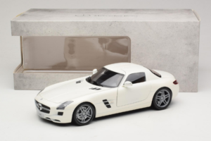 Mercedes SLS AMG Designo Mystic White Museum Edition Minichamps 1:18 B66055551 Metal — billede 8 af 8