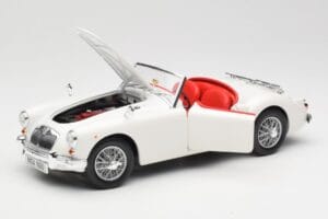 MGA Roadster Old English White Revell 1:18 08455 Metal — billede 2 af 8