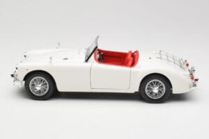 MGA Roadster Old English White Revell 1:18 08455 Metal — billede 4 af 8