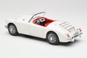 MGA Roadster Old English White Revell 1:18 08455 Metal — billede 7 af 8