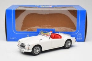 MGA Roadster Old English White Revell 1:18 08455 Metal — billede 8 af 8