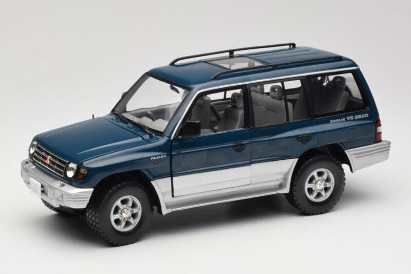 Mitsubishi Pajero V20 LWB Blå & Sølv Sun Star 1:18 1212 Metal