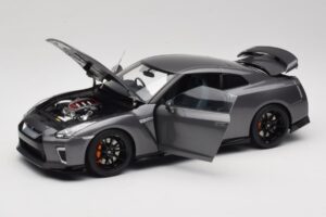 Nissan GT-R R35 Track Edition NISMO Gun Metallic MotorHelix 1:18 M83507 Metal — billede 2 af 8