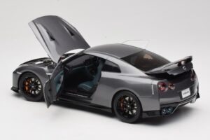 Nissan GT-R R35 Track Edition NISMO Gun Metallic MotorHelix 1:18 M83507 Metal — billede 5 af 8