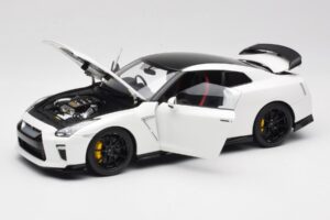 Nissan GT-R R35 Track Edition NISMO Pearl White MotorHelix 1:18 M83518 Metal — billede 2 af 8