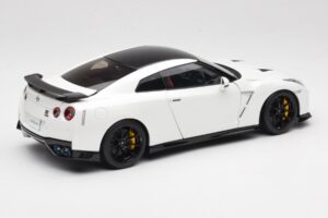 Nissan GT-R R35 Track Edition NISMO Pearl White MotorHelix 1:18 M83518 Metal — billede 3 af 8