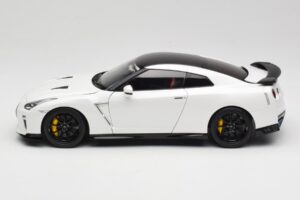 Nissan GT-R R35 Track Edition NISMO Pearl White MotorHelix 1:18 M83518 Metal — billede 4 af 8