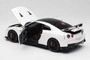 Nissan GT-R R35 Track Edition NISMO Pearl White MotorHelix 1:18 M83518 Metal — billede 5 af 8