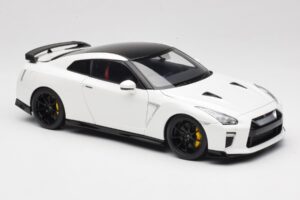 Nissan GT-R R35 Track Edition NISMO Pearl White MotorHelix 1:18 M83518 Metal — billede 6 af 8