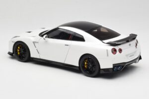 Nissan GT-R R35 Track Edition NISMO Pearl White MotorHelix 1:18 M83518 Metal — billede 7 af 8