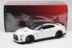 Nissan GT-R R35 Track Edition NISMO Pearl White MotorHelix 1:18 M83518 Metal — billede 8 af 8