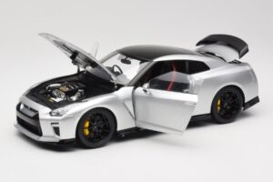 Nissan GT-R R35 Track Edition NISMO T-Spec Ultimate Metal Silver MotorHelix 1:18 M83517 Metal — billede 2 af 8