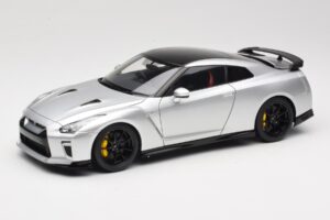 Nissan GT-R R35 Track Edition NISMO T-Spec Ultimate Metal Silver MotorHelix 1:18 M83517 Metal