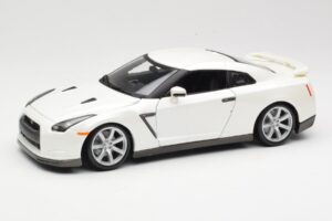 Nissan GT-R R35 Hvid Bburago 1:18 18-12079 Metal