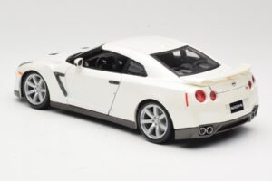 Nissan GT-R R35 Hvid Bburago 1:18 18-12079 Metal — billede 7 af 8