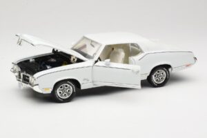 Oldsmobile Cutlass SX Hvid ERTL 1:18 33775 Metal — billede 2 af 8