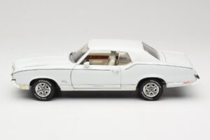 Oldsmobile Cutlass SX Hvid ERTL 1:18 33775 Metal — billede 4 af 8