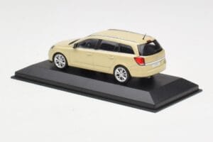 Opel Astra H Stationcar Gul Minichamps 1:43 1799098 Metal — billede 3 af 4