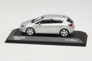 Opel Astra J Sølv Minichamps 1:43 400049000 Metal