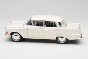 Opel Kapitan P2 Hvid Revell 1:18 08821-M1 Metal — billede 4 af 8