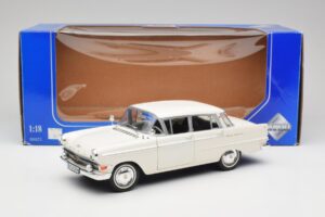 Opel Kapitan P2 Hvid Revell 1:18 08821-M1 Metal — billede 8 af 8