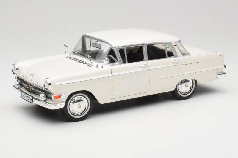 Opel Kapitan P2 Hvid Revell 1:18 08821-M1 Metal