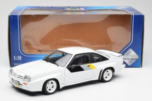 Opel Manta 400 Homologation Hvid Revell 1:18 8819 Metal — billede 8 af 8