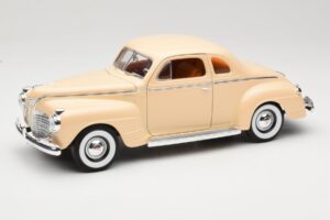 Plymouth Coupe Beige Road Signature 1:18 92398 Metal