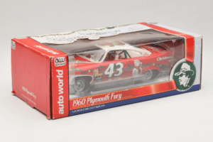 Plymouth Fury #43 R. Petty NASCAR 1960 Auto World 1:24 AW24003/06 Metal — billede 2 af 3