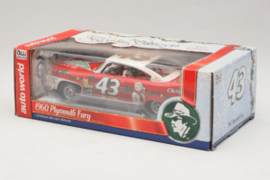 Plymouth Fury #43 R. Petty NASCAR 1960 Auto World 1:24 AW24003/06 Metal — billede 3 af 3