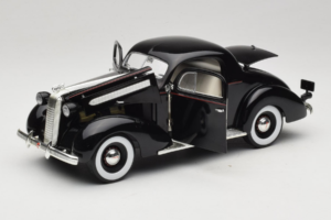Pontiac Deluxe Sort Signature Models 1:18 18106 Metal — billede 2 af 8