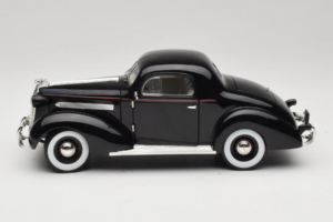Pontiac Deluxe Sort Signature Models 1:18 18106 Metal — billede 4 af 8