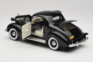 Pontiac Deluxe Sort Signature Models 1:18 18106 Metal — billede 5 af 8