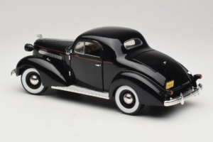 Pontiac Deluxe Sort Signature Models 1:18 18106 Metal — billede 7 af 8