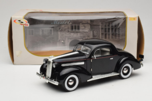 Pontiac Deluxe Sort Signature Models 1:18 18106 Metal — billede 8 af 8