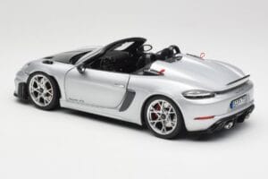 Porsche 718 Spyder RS Weissach Pack GT-Silver Metallic Norev 1:18 187270 Metal — billede 7 af 8
