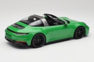 Porsche 911 991.2 Targa 4 GTS British Racing Grøn Minichamps 1:18 155061065 Metal — billede 2 af 6