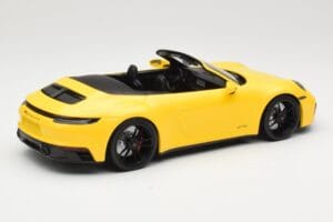 Porsche 911 992 Carrera 4 GTS Cabriolet Gul Minichamps 1:18 155063030 Metal — billede 2 af 6