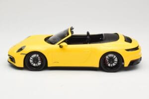 Porsche 911 992 Carrera 4 GTS Cabriolet Gul Minichamps 1:18 155063030 Metal — billede 3 af 6