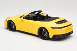 Porsche 911 992 Carrera 4 GTS Cabriolet Gul Minichamps 1:18 155063030 Metal — billede 5 af 6