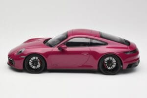 Porsche 911 992 Carrera 4 GTS Rubystar Minichamps 1:18 155063102 Metal — billede 3 af 6