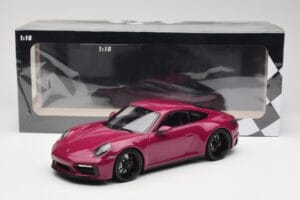 Porsche 911 992 Carrera 4 GTS Rubystar Minichamps 1:18 155063102 Metal — billede 6 af 6