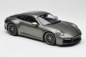 Porsche 911 992 Carrera 4S Aventurine Green Metallic Minichamps 1:18 155067328 Metal — billede 2 af 6