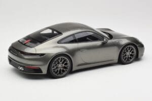 Porsche 911 992 Carrera 4S Aventurine Green Metallic Minichamps 1:18 155067328 Metal — billede 3 af 6