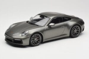 Porsche 911 992 Carrera 4S Aventurine Green Metallic Minichamps 1:18 155067328 Metal