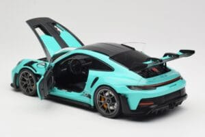 Porsche 911 992 GT3 RS Python Green & Dark Silver Wheels Minichamps 1:18 110062026 Metal — billede 5 af 8