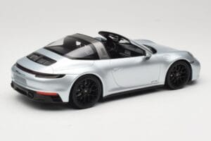 Porsche 911 992 Targa 4 GTS Sølv Minichamps 1:18 155061061 Metal — billede 2 af 6