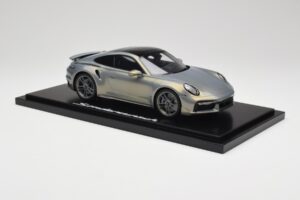 Porsche 911 Turbo S 992 Silver Bamboo Chromaflire With Display Case Spark 1:18 WAP0219100RTSS Resin — billede 4 af 7